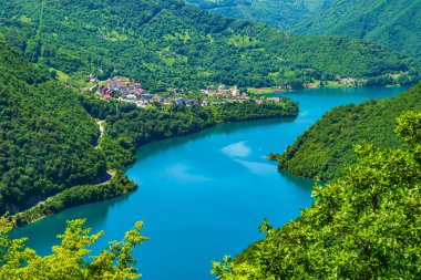 Karadağ 'daki Piva Nehri üzerinde Mratinje Barajı' nın inşaatı sonucunda oluşturulan yapay bir rezervuar olan Piva Gölü manzarası
