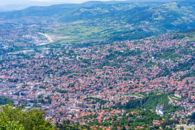 Saraybosna ve Bosna-Hersek 'in Trebeviç Dağı' ndan Dinariç Alplerini çevreleyen hava manzarası