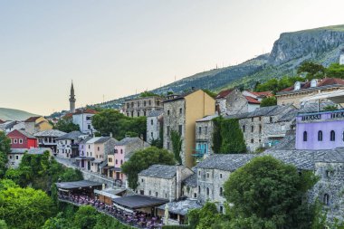 MOSTAR, BOSNIA-HERZEGOVINA - Haziran 08, 2025: Bosna-Hersek 'in tarihi başkenti Mostar. Mostar 'ın ikonik Eski Şehir ve Köprüsü ülkenin en popüler turizm beldelerinden biri.