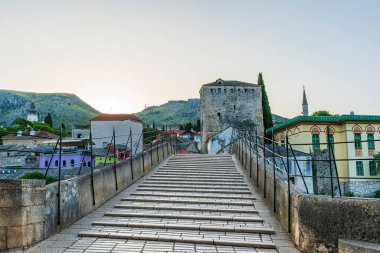 Bosna-Hersek 'in Mostar kentindeki ikonik Eski Köprü' nün (Stari Most) batı yakasındaki Halebija Kulesi 'ne doğru giden taş basamaklar