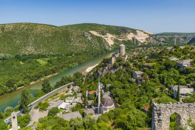 Bosna-Hersek 'in Pocitelj kentinin üzerindeki tepeden ortaçağ şatosu ve Neretva Nehri kalıntıları görülüyor