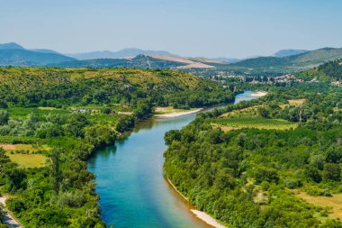 Bosna-Hersek 'in Pocitelj kasabası yakınlarındaki kırsal manzara ve Neretva Nehri