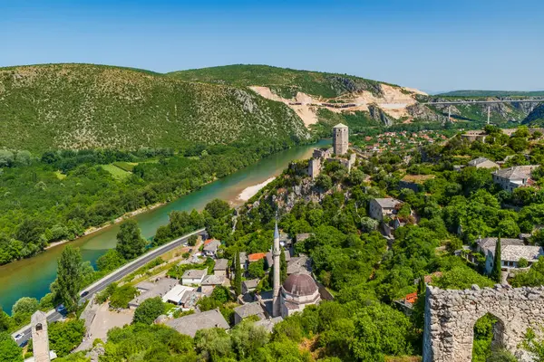 Bosna-Hersek 'in Pocitelj kentinin üzerindeki tepeden ortaçağ şatosu ve Neretva Nehri kalıntıları görülüyor