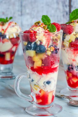 Knickerbocker ihtişamı - katmanlı dondurma ve taze meyve.