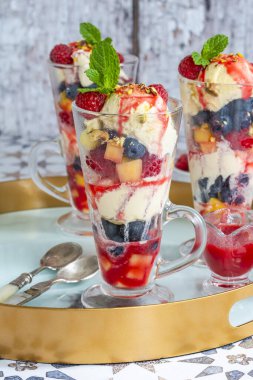Knickerbocker ihtişamı - katmanlı dondurma ve taze meyve.