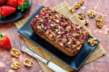 Fırında hurma ve rulo yulaf ekmeği, çilek ve ceviz.