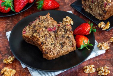 Fırında hurma ve rulo yulaf ekmeği, çilek ve ceviz.