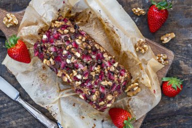 Fırında hurma ve rulo yulaf ekmeği, çilek ve ceviz.