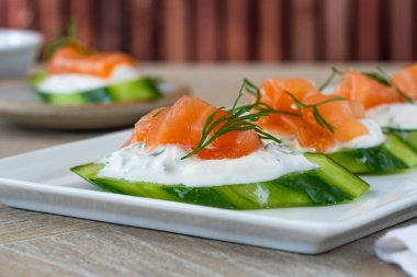 Salatalık ve füme somon. Ekşi krema ve dereotlu.