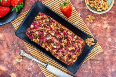 Fırında hurma ve rulo yulaf ekmeği, çilek ve ceviz.