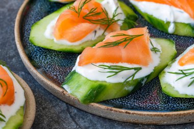 Salatalık ve füme somon. Ekşi krema ve dereotlu.