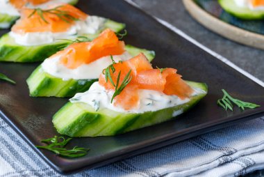 Salatalık ve füme somon. Ekşi krema ve dereotlu.