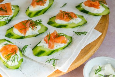 Salatalık ve füme somon. Ekşi krema ve dereotlu.