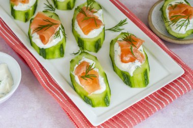 Salatalık ve füme somon. Ekşi krema ve dereotlu.