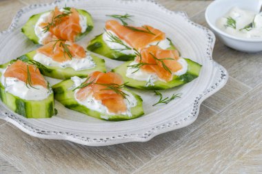 Salatalık ve füme somon. Ekşi krema ve dereotlu.