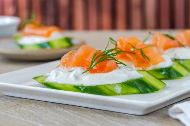 Salatalık ve füme somon. Ekşi krema ve dereotlu.