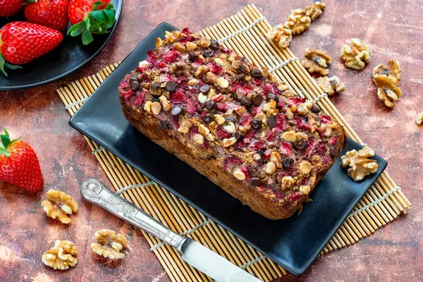 Fırında hurma ve rulo yulaf ekmeği, çilek ve ceviz.