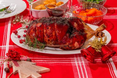 Doldurulmuş ördek, kızarmış patates ve sebzeli Noel yemeği.