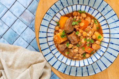 Cholent - geleneksel yavaş pişmiş yahudi güveci biftek, tereyağlı fasulye, nohut, inci arpa ve kök sebze