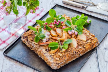 Sağlıklı kahvaltı için ev yapımı yulaf, havuç, elma ve cevizli gözleme. 