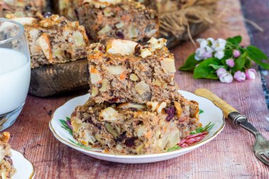 Sağlıklı kahvaltı için ev yapımı yulaf, havuç, elma ve cevizli gözleme. 