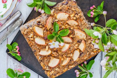 Sağlıklı kahvaltı için ev yapımı yulaf, havuç, elma ve cevizli gözleme. 