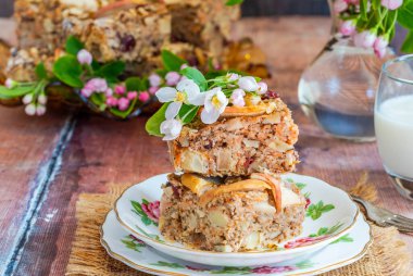 Sağlıklı kahvaltı için ev yapımı yulaf, havuç, elma ve cevizli gözleme. 