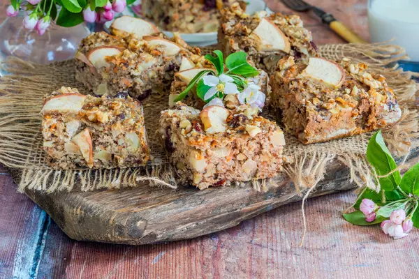 Sağlıklı kahvaltı için ev yapımı yulaf, havuç, elma ve cevizli gözleme. 