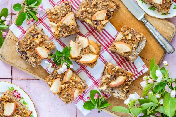 Sağlıklı kahvaltı için ev yapımı yulaf, havuç, elma ve cevizli gözleme. 