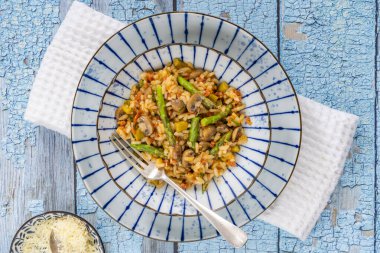 Chorizo, mantar ve kuşkonmaz pilavı. 