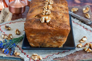 Elma, ceviz ve tarçınlı kek.