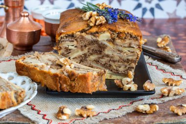 Elma, ceviz ve tarçınlı kek.