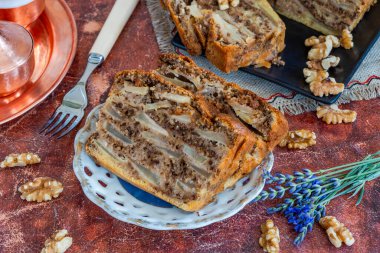 Elma, ceviz ve tarçınlı kek.