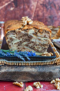 Elma, ceviz ve tarçınlı kek.