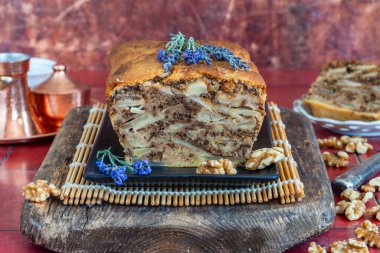 Elma, ceviz ve tarçınlı kek.