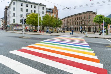 BERGEN, NORWay - 15 AĞUSTOS 2025: Bergen şehir merkezinden gökkuşağı renkli yaya geçişi LGBT haklarını kutluyor. Bergen, Norveç 'in dağlarla ve fiyortlarla çevrili ikinci büyük şehridir..
