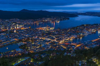 BERGEN, NORway - 16 AĞUSTOS 2025: alacakaranlıktaki Bergen çatıları manzarası. Bergen Norveç 'in en büyük ikinci kentidir ve uluslararası bir su ürünleri, denizcilik, off-shore petrol endüstrisi merkezidir..