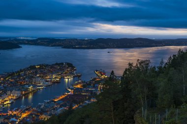 Bergen manzarası ve alacakaranlıkta Floyen Dağı 'ndan bir fiyort