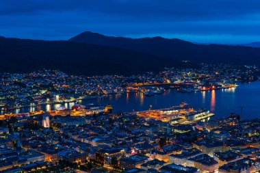 BERGEN, NORway - 16 AĞUSTOS 2025: alacakaranlıktaki Bergen çatıları manzarası. Bergen Norveç 'in en büyük ikinci kentidir ve uluslararası bir su ürünleri, denizcilik, off-shore petrol endüstrisi merkezidir..
