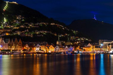 Alacakaranlıkta Bergen 'in limanının manzarası. Norveç