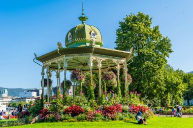 BERGEN, NORWay - 17 AĞUSTOS 2025: Musikkpaviljongen, Bergen City Park 'taki dökme demir müzik pavyonudur. Şehre 1888 'de zengin bir işadamı tarafından hediye edilmiş. Bergen' in simgelerinden biri..