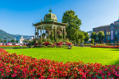 BERGEN, NORWay - 17 AĞUSTOS 2025: Musikkpaviljongen, Bergen City Park 'taki dökme demir müzik pavyonudur. Şehre 1888 'de zengin bir işadamı tarafından hediye edilmiş. Bergen' in simgelerinden biri..