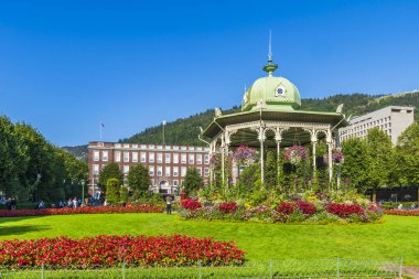 BERGEN, NORWay - 17 AĞUSTOS 2025: Musikkpaviljongen, Bergen City Park 'taki dökme demir müzik pavyonudur. Şehre 1888 'de zengin bir işadamı tarafından hediye edilmiş. Bergen' in simgelerinden biri..