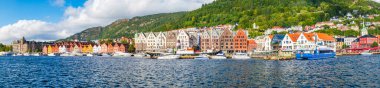 BERGEN, NORWay - 15 AĞUSTOS 2025: Bergen kentindeki Vagen limanının doğu tarafında sıralanan Bryggen 'ın panoramik manzarası.