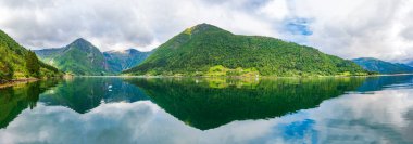 Norveç, Balestrand 'daki Sognefjord' un geniş panoramik manzarası
