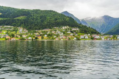 Norveç 'in Balestrand kentindeki Sognefjord kıyısında geleneksel İskandinav ahşap evler