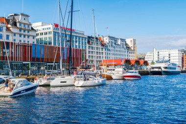 BERGEN, NORway - 17 Ağustos 2025: Bergen 'deki Vagen limanına yat ve tekne iskelesi. Şehir, deniz ürünleri, taşımacılık, açık deniz petrol endüstrisi ve denizaltı teknolojisi için uluslararası bir merkezdir.