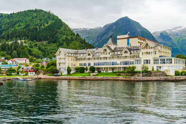 Balestrand 'daki Kviknes Oteli' nde 16 Ağustos 2025 'te. 18. yüzyıl Oteli, Sognefjord 'un çevresini saran muhteşem manzaralar sunuyor..