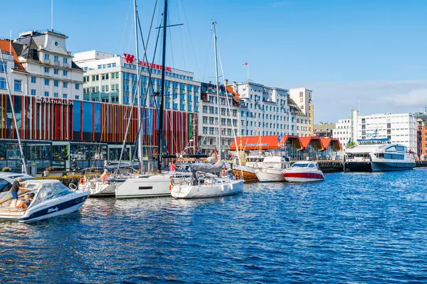 BERGEN, NORway - 17 Ağustos 2025: Bergen 'deki Vagen limanına yat ve tekne iskelesi. Şehir, deniz ürünleri, taşımacılık, açık deniz petrol endüstrisi ve denizaltı teknolojisi için uluslararası bir merkezdir.