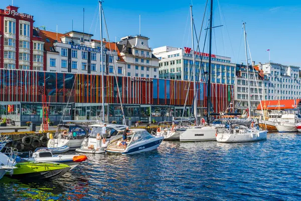 BERGEN, NORway - 17 Ağustos 2025: Bergen 'deki Vagen limanına yat ve tekne iskelesi. Şehir, deniz ürünleri, taşımacılık, açık deniz petrol endüstrisi ve denizaltı teknolojisi için uluslararası bir merkezdir.